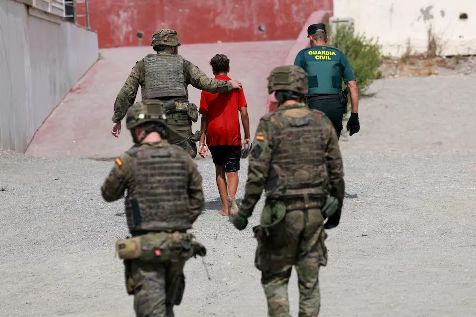 Ceuta solicita el traslado urgente de menores migrantes no acompañados a la península tras la crisis fronteriza