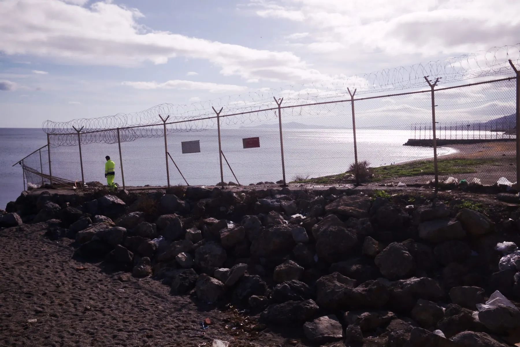 Más de 4.000 migrantes colapsan el traslado en Ceuta entre denuncias policiales por falta de medios