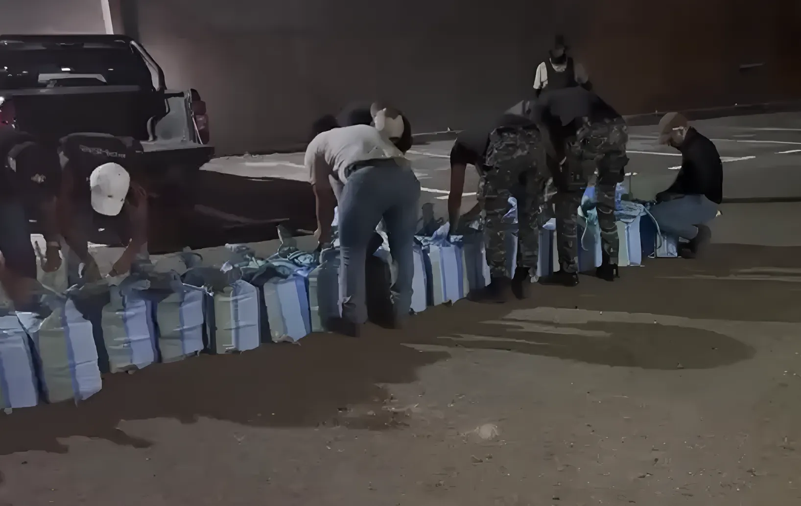 Policía de Ecuador incauta 1,6 toneladas de cocaína ocultas en Manta durante el toque de queda