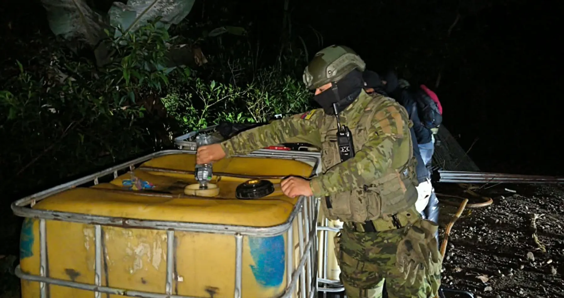 Ejército de Ecuador inactiva 1.000 galones de diésel destinados a la minería ilegal en Zamora Chinchipe