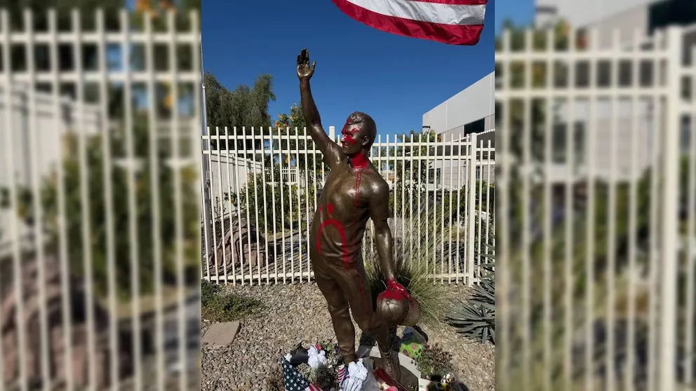 Vandalizan la estatua de Charlie Kirk a tres días de su inauguración frente a la sede de TPUSA en Phoenix