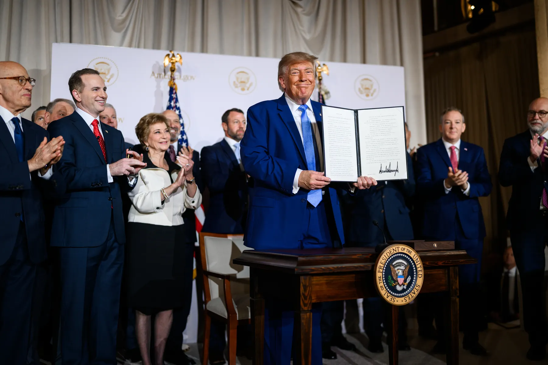 Donald Trump descarta imponer límites al desarrollo de la inteligencia artificial y prioriza la ventaja frente a China