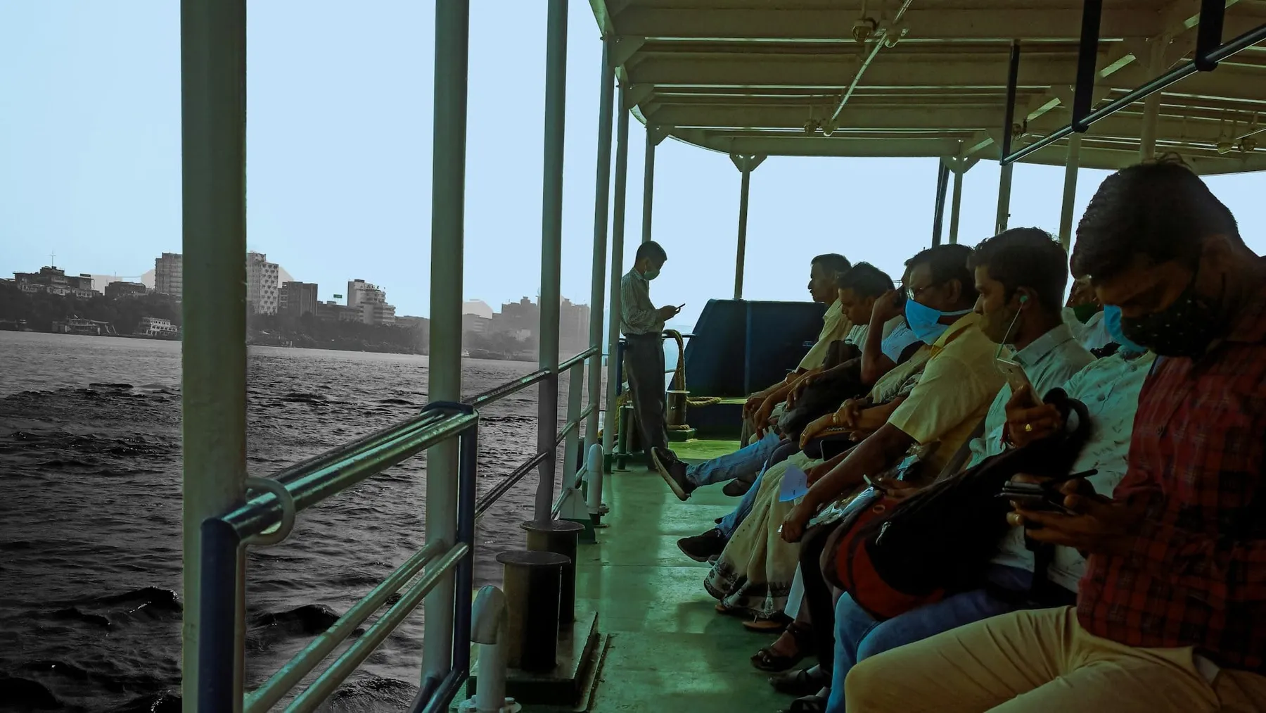 Al menos seis muertos y 130 desaparecidos tras naufragar un ferry en el mar de Java