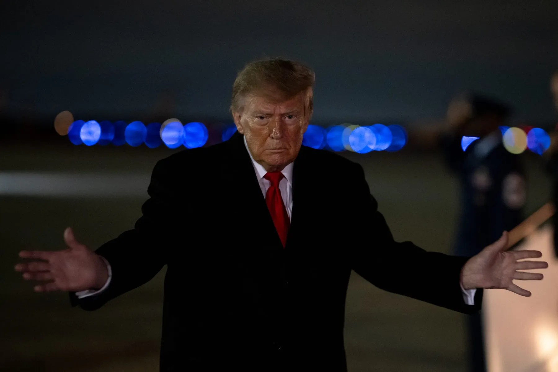 Trump exige a Francia cerrar sus fronteras y responsabiliza a la inmigración del colapso del país