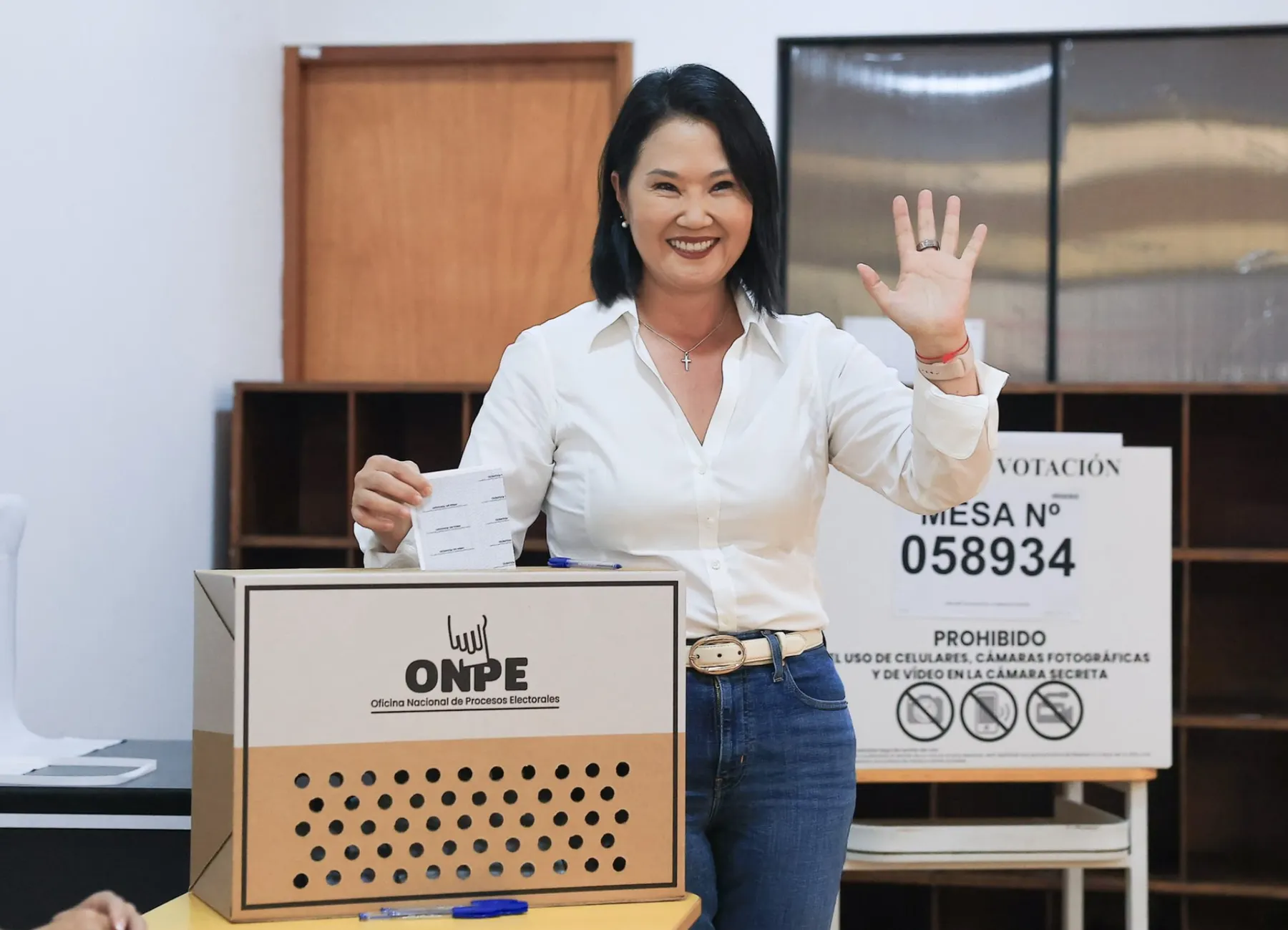 Keiko Fujimori emite su voto en las Elecciones Regionales y Municipales de Perú 2026