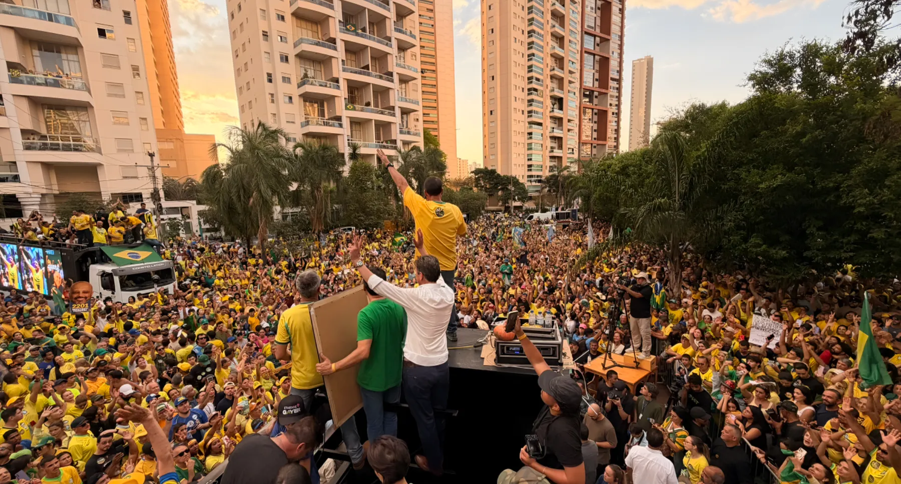 Arrancan las elecciones en Brasil y Flávio Bolsonaro vota en Río de Janeiro