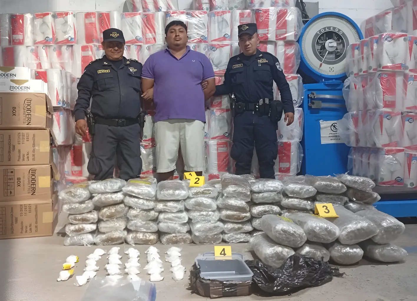 El Salvador ejecuta el mayor decomiso terrestre del año: 65 kilos de droga incautados a transportista guatemalteco