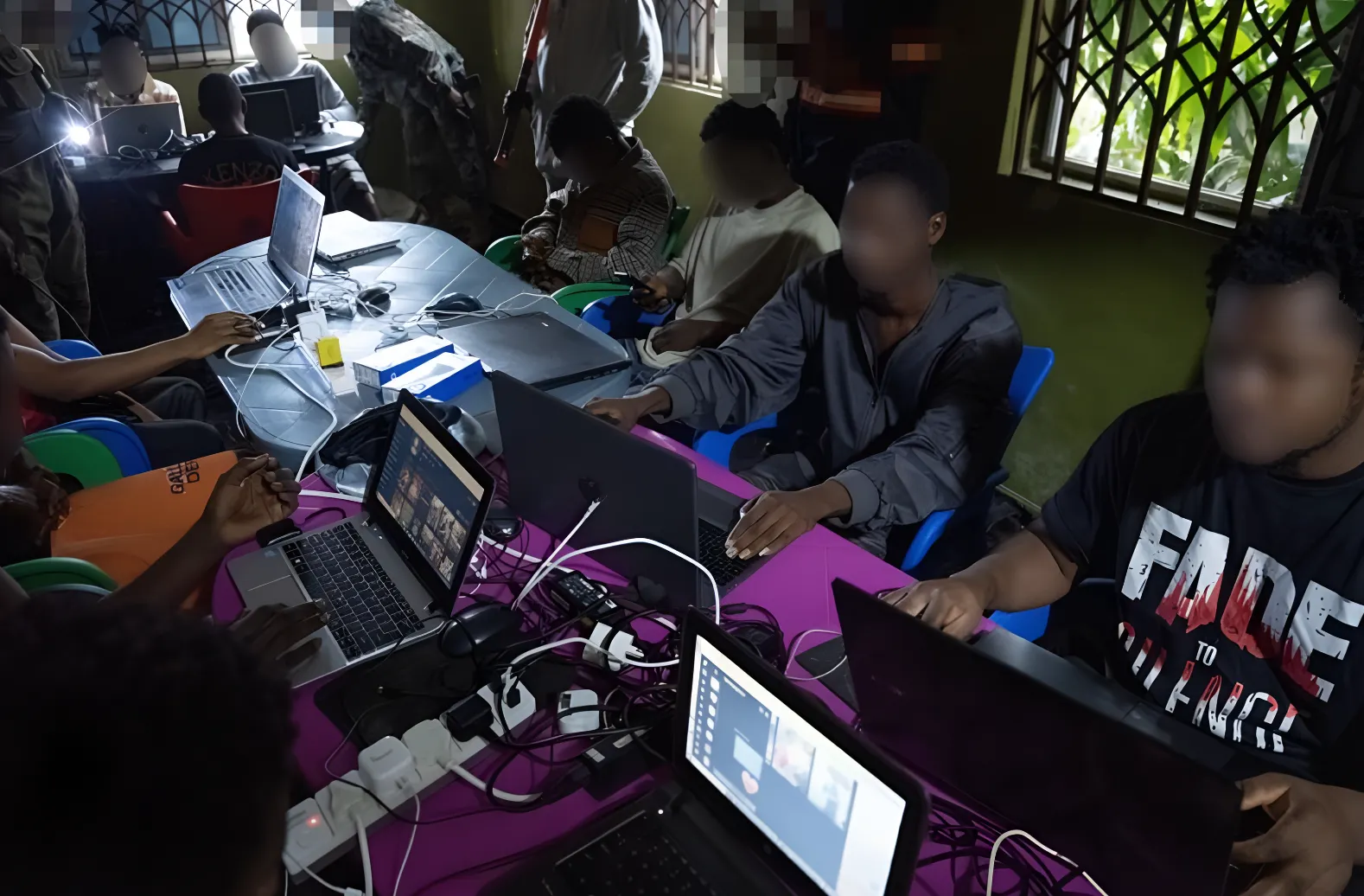 Operación Blackout: FBI lidera desmantelamiento de red de estafas en Ghana con más de 130 detenidos