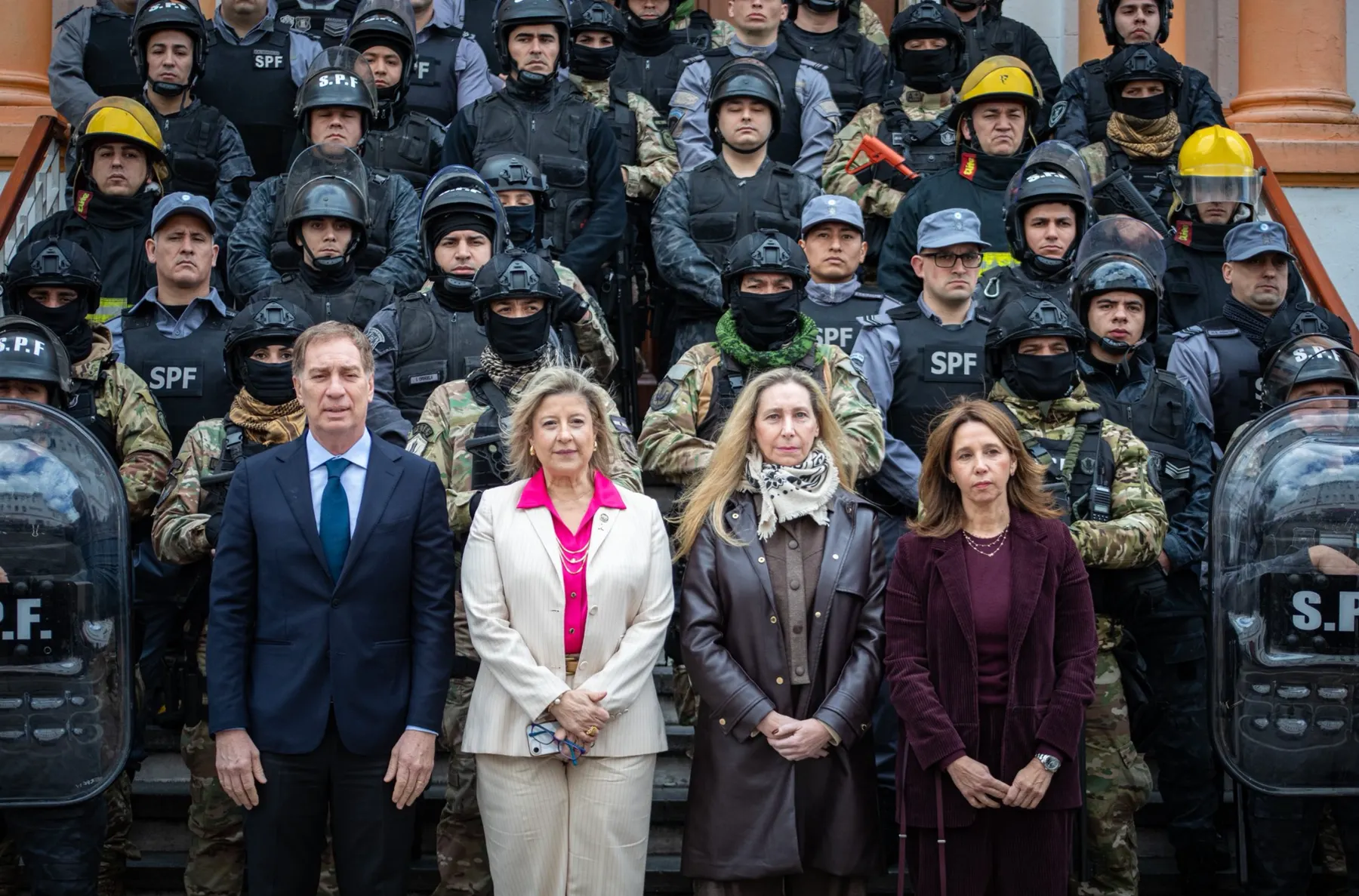 Argentina traslada a 1.400 reclusos fuera de Buenos Aires en el Plan 'Ley y Orden'