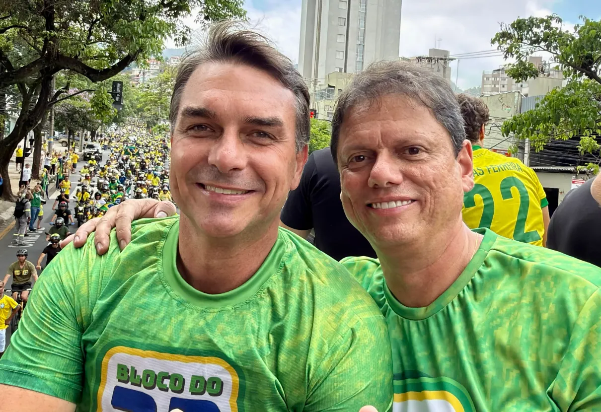Recta final en Brasil: Flávio Bolsonaro lidera un masivo acto en Belo Horizonte en la víspera de la segunda vuelta