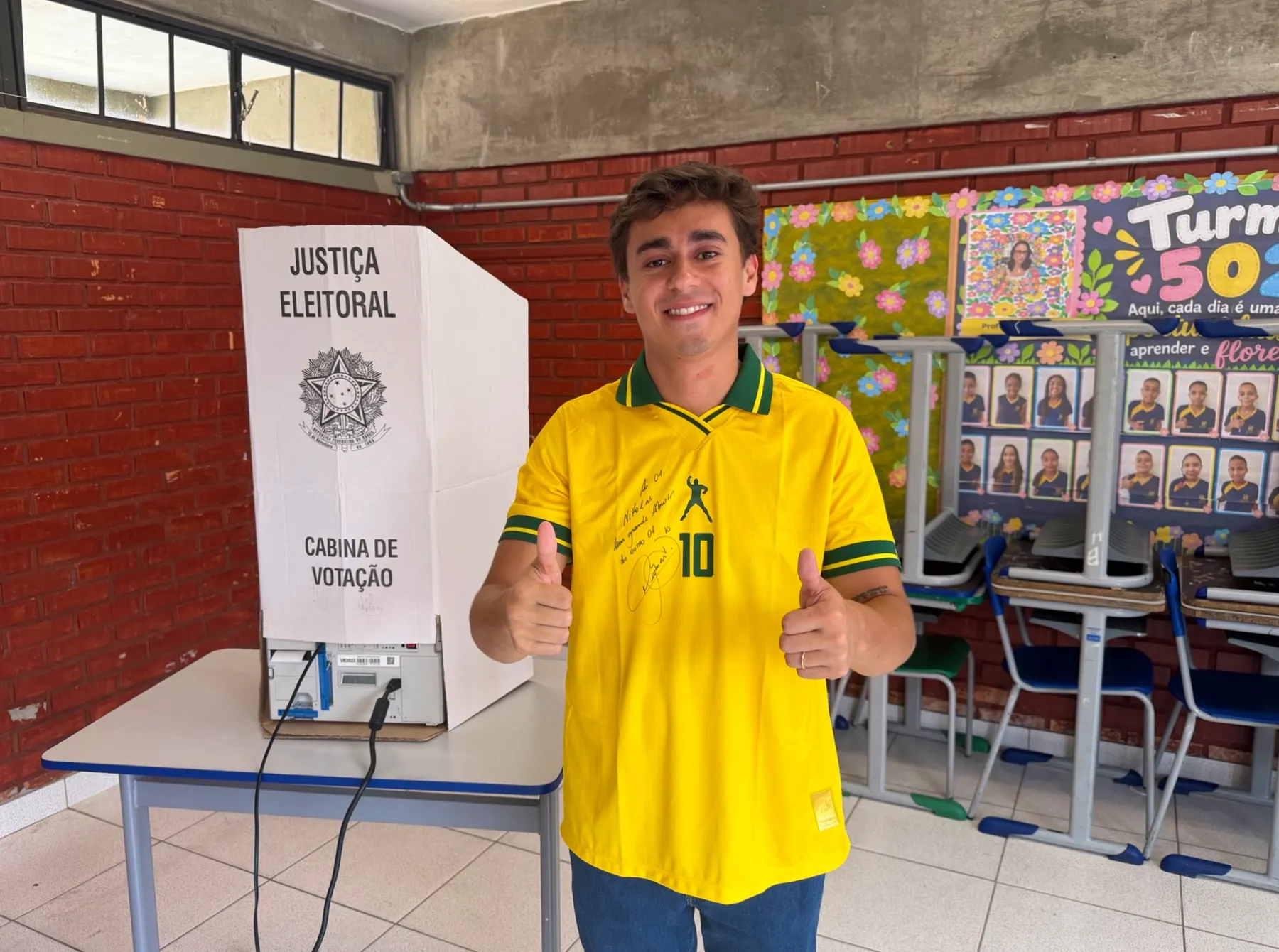 Nikolas Ferreira ejerce su voto en Belo Horizonte y proyecta la victoria de Flávio Bolsonaro
