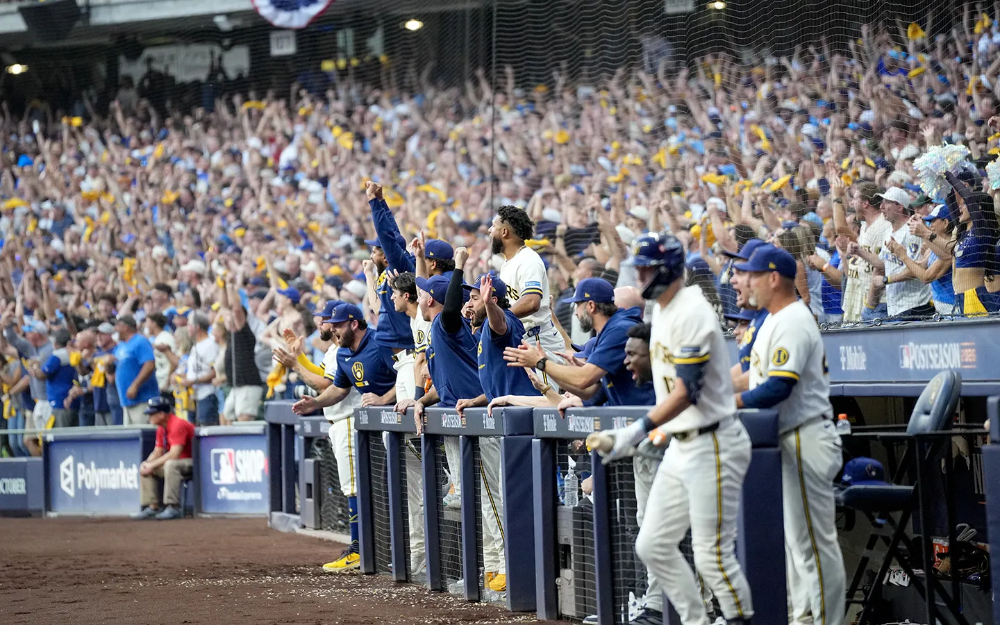 Un batazo monumental coloca a los Cerveceros de Milwaukee a un solo paso de regresar a la Serie Mundial
