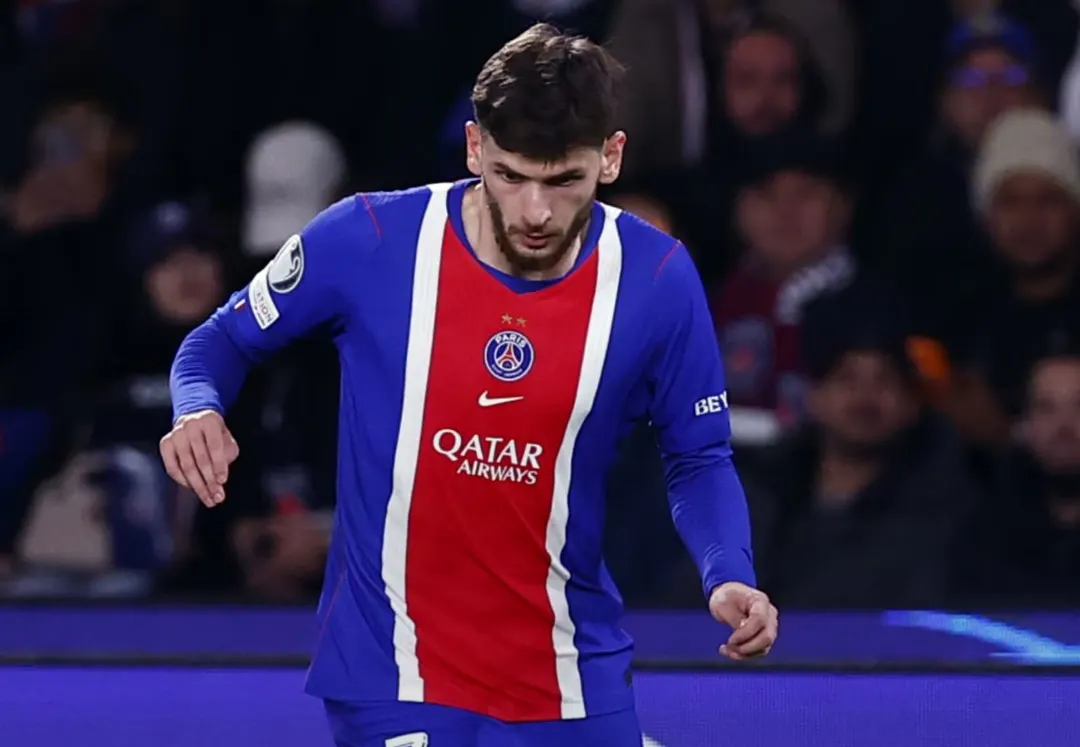 Khvicha Kvaratskhelia se rompe el ligamento cruzado y dice adiós a la temporada con el PSG