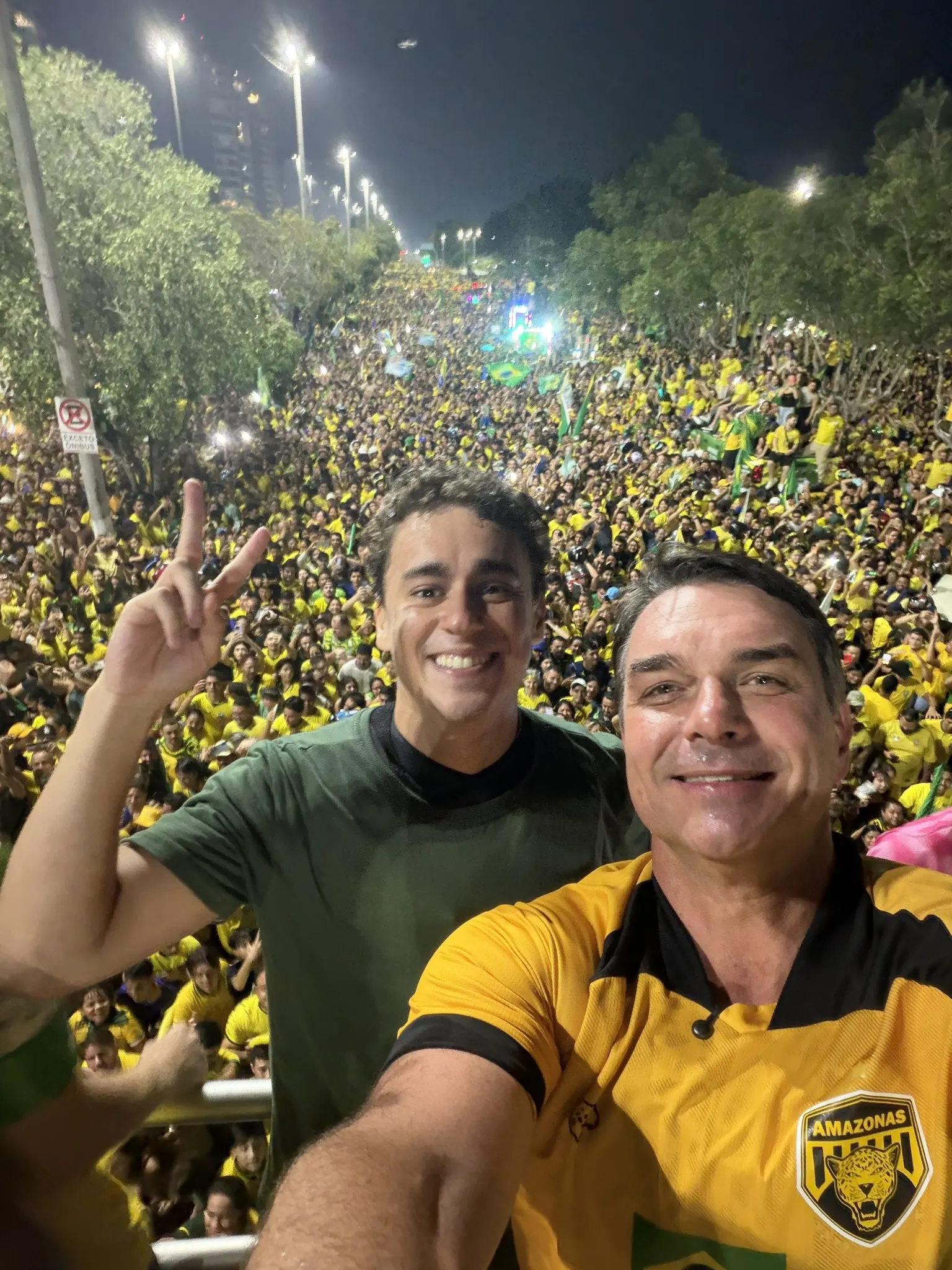 Flávio Bolsonaro acude a las urnas en Río de Janeiro y proclama la urgencia de un cambio de rumbo en Brasil