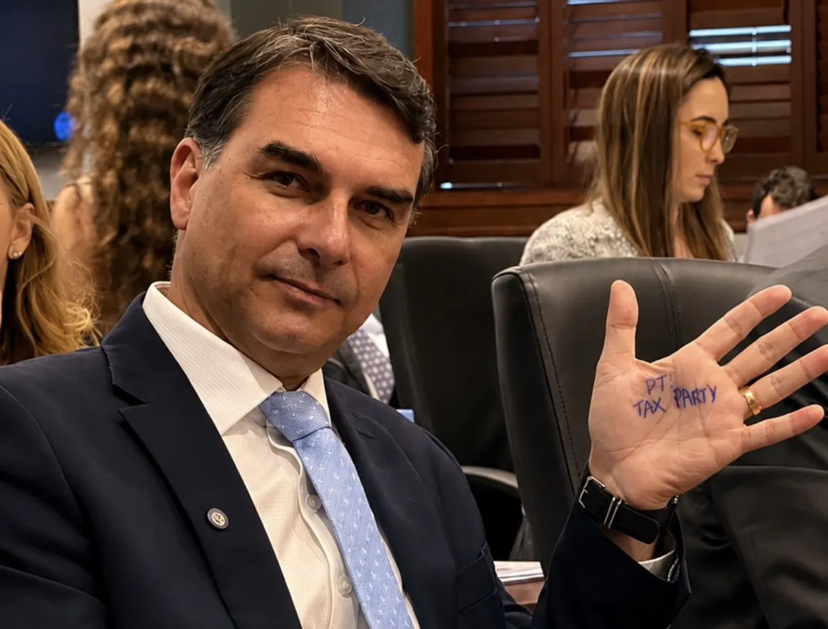 Flávio Bolsonaro deja Brasil con destino a Estados Unidos
