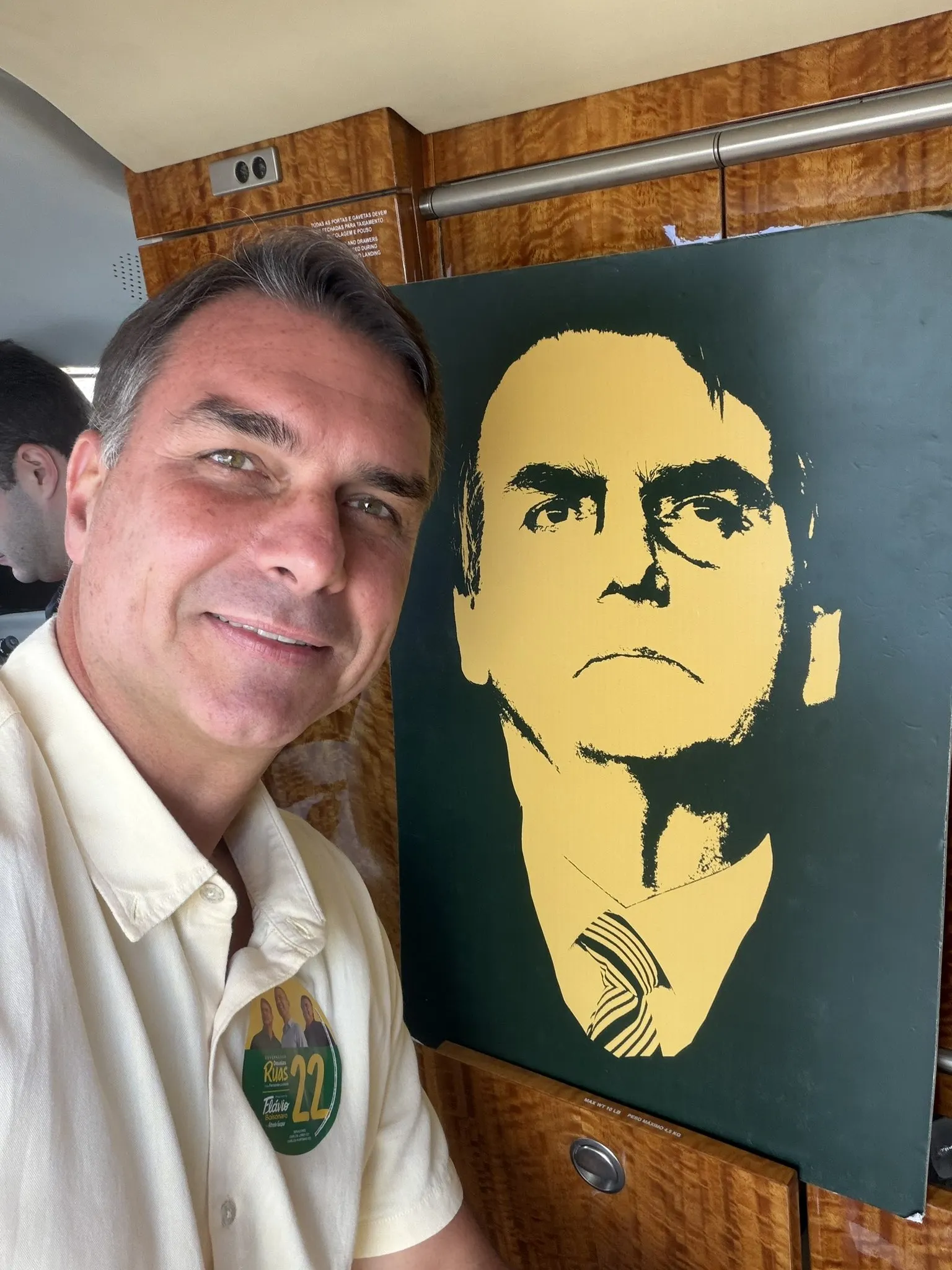Flávio Bolsonaro se impone en la primera vuelta y encabeza el clamor de cambio frente a Lula