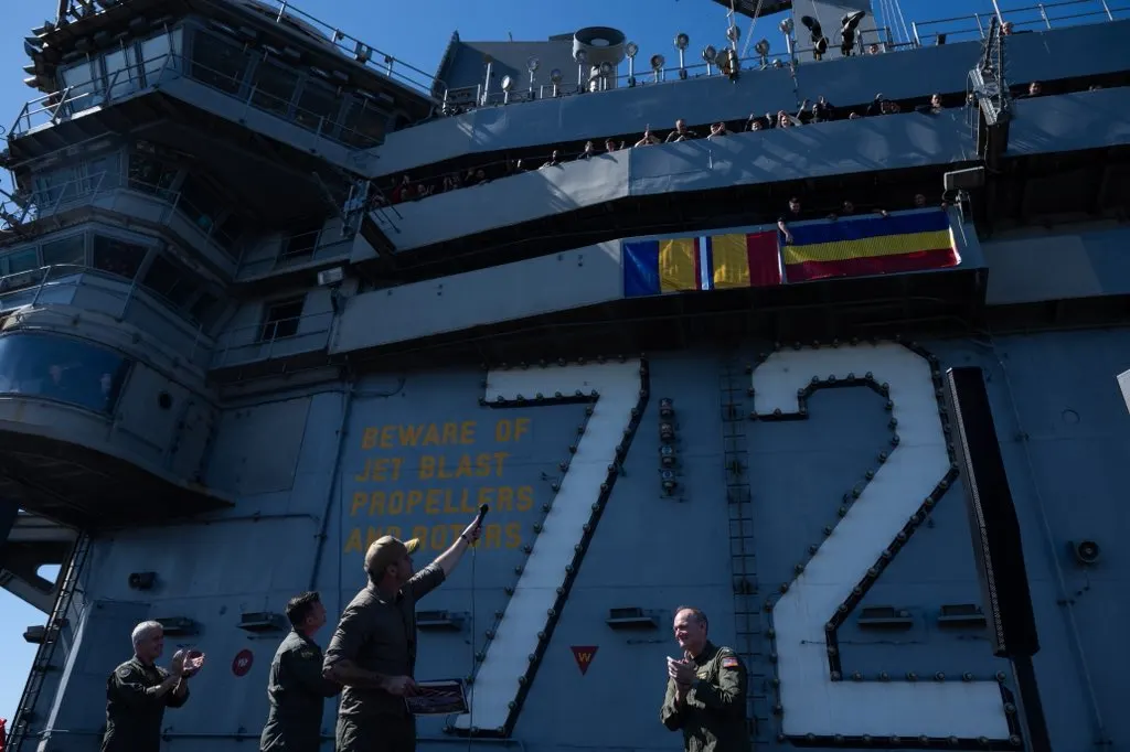 El portaaviones USS Abraham Lincoln amarra en San Diego tras completar 321 días de misión bélica contra Irán