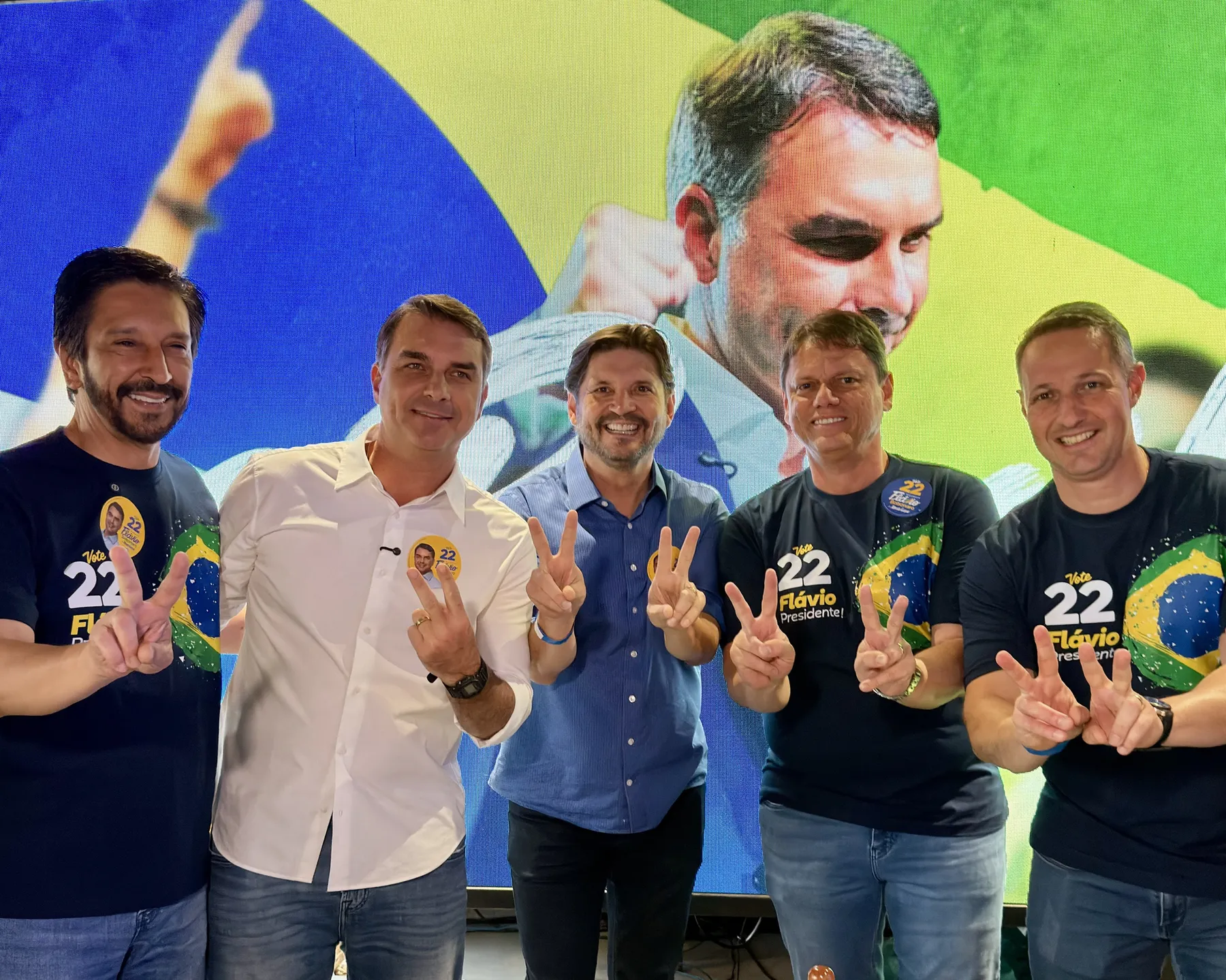 Flávio Bolsonaro se reúne con el gobernador y el alcalde de San Pablo para asegurar apoyos antes del balotaje en Brasil