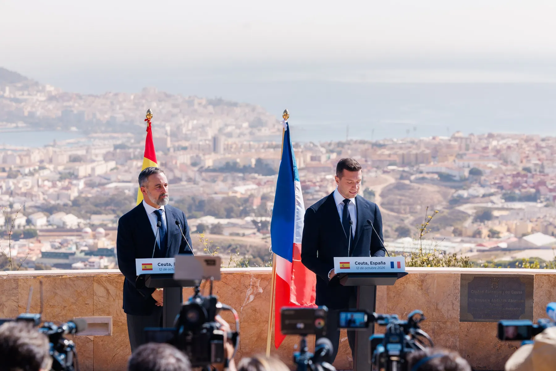 Santiago Abascal y Jordan Bardella visitan Ceuta en el Día de la Hispanidad y denuncian la crisis migratoria