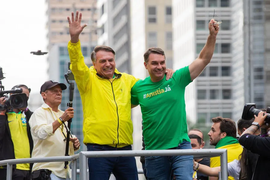 La Corte Suprema de Brasil autoriza a Flávio Bolsonaro a visitar a su padre antes de la segunda vuelta presidencial