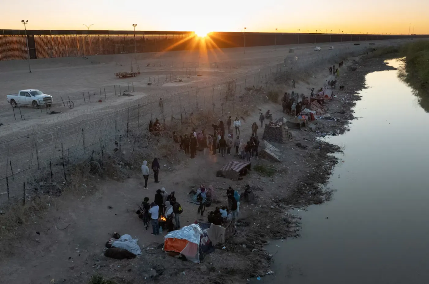 Tribunal de apelaciones en Texas despeja el camino para aplicar ley de arresto de migrantes ilegales
