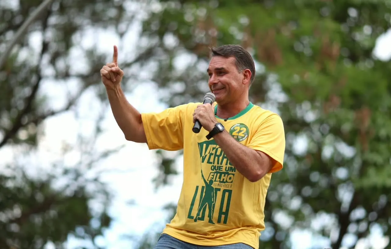 Flávio Bolsonaro llega al balotaje con una oportunidad histórica para abrir un nuevo ciclo en Brasil