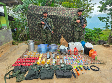 Ejército de Colombia neutraliza depósito con explosivos y drones de las disidencias en Antioquia