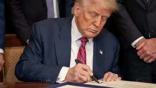 Trump firma orden ejecutiva para procesar a quienes quemen banderas estadounidenses