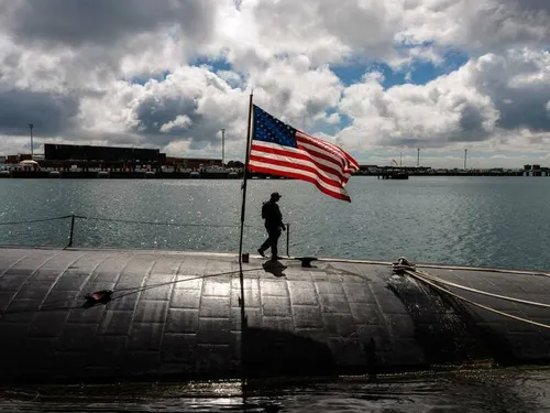 Estados Unidos suma submarino nuclear y crucero lanzamisiles a operativo frente a Venezuela