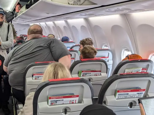 Southwest Airlines requerirá asiento adicional para pasajeros que invadan el espacio vecino