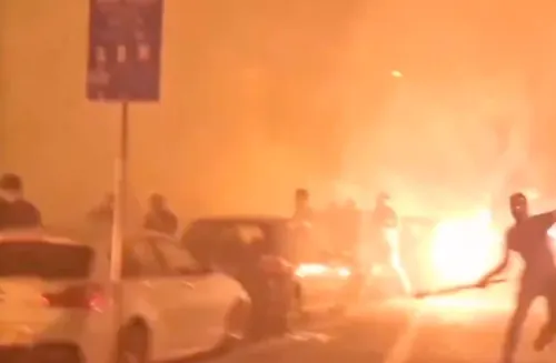¡Incendio en Sede del Partido Progresista Serbio! Manifestantes Prenden Fuego en Medio de Protestas Contra Vučić