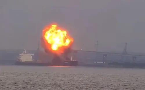 Explosión en buque de carga en puerto de Baltimore (VIDEO)