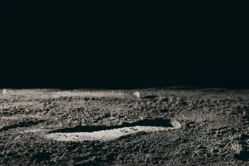 Científicos Chinos Desarrollan Método para Extraer Oxígeno, Agua y Combustible de Suelo Lunar Usando Luz Solar