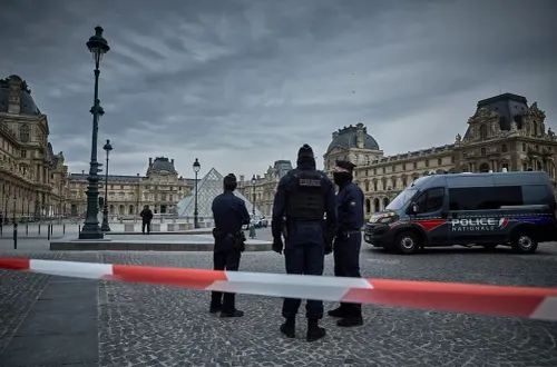 Robo millonario en el Louvre: Cuatro hombres prófugos tras sustraer ocho piezas de la corona francesa