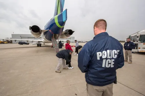 Estados Unidos destina 140 millones de dólares a una flota de Boeing 737 para deportar inmigrantes