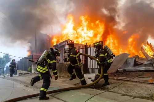 Devastadores incendios forestales en el sur de Chile: al menos 16 muertos y más de 50.000 evacuados