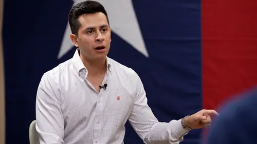 Denuncias por acceso político y postura migratoria sacuden la candidatura de Abraham Enriquez en Texas