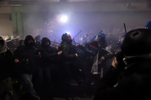 Graves incidentes y disturbios en Milán durante una protesta contra los Juegos Olímpicos de invierno