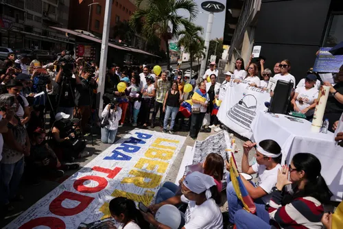 Masiva concentración frente al Helicoide exige la liberación de todos los presos políticos en Venezuela