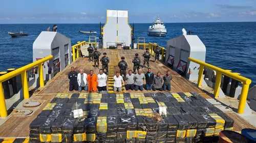 Marina Nacional de El Salvador decomisa 6.6 toneladas de cocaína en operativo histórico
