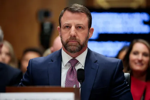 Markwayne Mullin es confirmado por el Senado para dirigir el Departamento de Seguridad Nacional