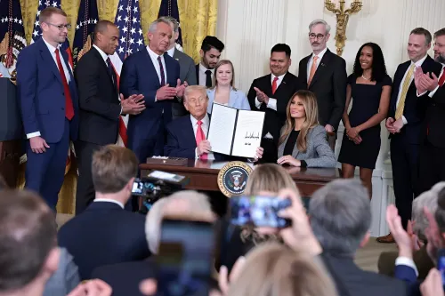 La Administración Trump tumba la norma de Biden que imponía la agenda LGBTQ+ a padres adoptivos