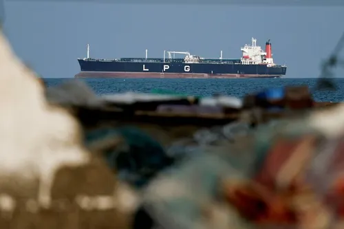El paso de un petrolero por Ormuz devuelve la calma a los mercados