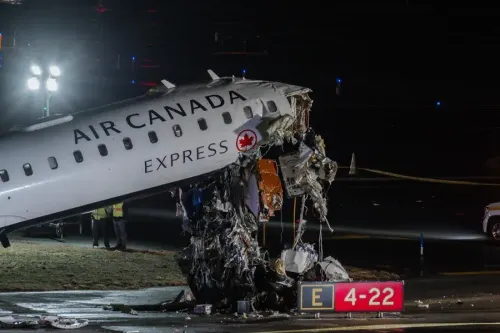 Tragedia en LaGuardia: dos muertos tras choque de avión con camión de bomberos