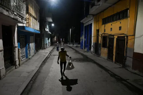 Crisis en Cuba: manifestantes incendian sede del Partido Comunista en Morón y la represión deja un herido de bala