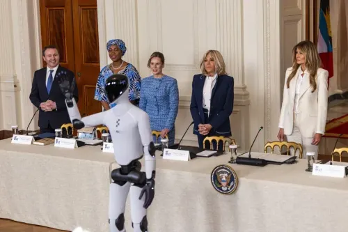 Melania Trump lidera la vanguardia educativa junto a la inteligencia artificial humanizada