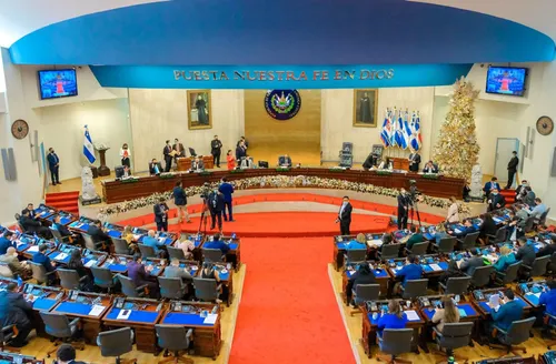 El Salvador reforma su ley para imponer cadena perpetua revisable a menores de edad