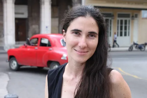 La periodista Yoani Sánchez denuncia que la policía del régimen cubano le impidió salir de su casa
