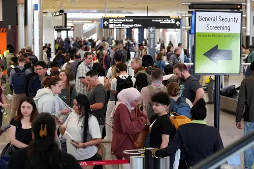 Trump afirma que agentes del ICE tomarán los aeropuertos si persiste el bloqueo demócrata