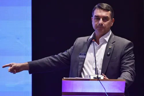 Flávio Bolsonaro propone el modelo de El Salvador para combatir el crimen en Brasil